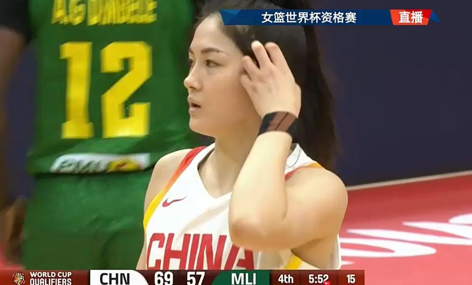 光漂亮有啥用？5中1+正负值最低，球迷：回去看王思雨的比赛录像