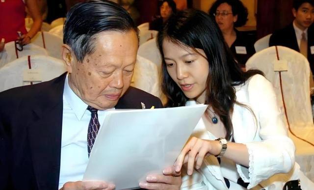 开云官网首页-卷巨额遗产出逃英国，给杨振宁戴绿帽子，翁帆身上的谣言有多离谱