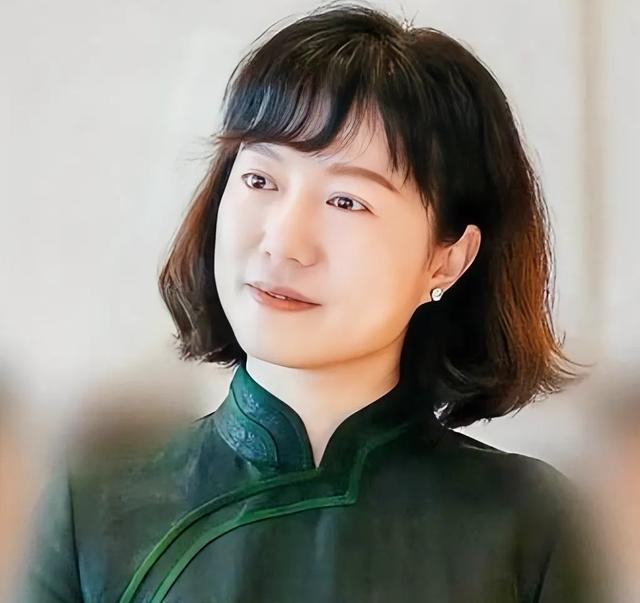 开云官网首页-卷巨额遗产出逃英国，给杨振宁戴绿帽子，翁帆身上的谣言有多离谱